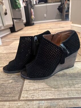 Lucky Brand Jabilo Leather Perferated Peeptoe Wedge Sandals Black Size 8.5